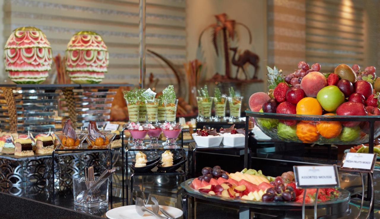 มิลเลเนียม โฮเต็ล แอนด์ คอนเวนชั่น เซ็นเตอร์ คูเวต Hotel Kuwait City ภายนอก รูปภาพ A dessert buffet