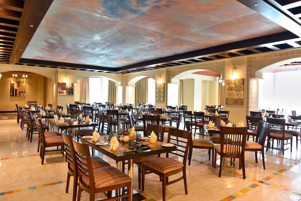 มิลเลเนียม โฮเต็ล แอนด์ คอนเวนชั่น เซ็นเตอร์ คูเวต Hotel Kuwait City ภายนอก รูปภาพ The restaurant