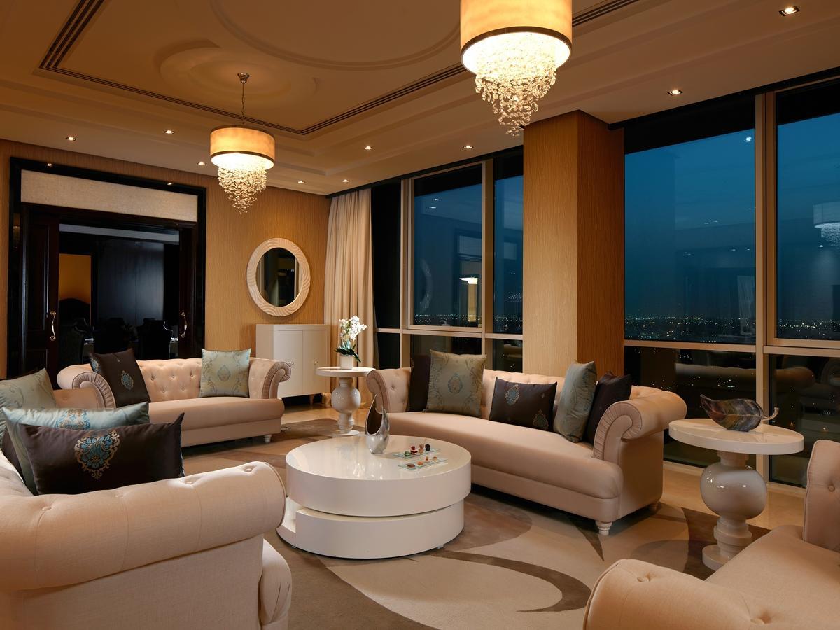มิลเลเนียม โฮเต็ล แอนด์ คอนเวนชั่น เซ็นเตอร์ คูเวต Hotel Kuwait City ภายนอก รูปภาพ The living room of a penthouse suite at the Ritz-Carlton, Dubai