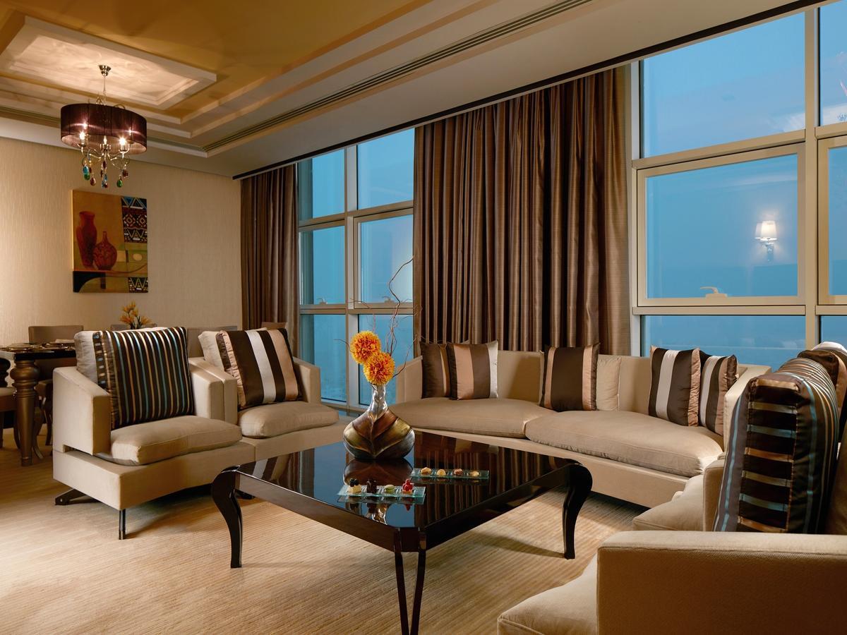มิลเลเนียม โฮเต็ล แอนด์ คอนเวนชั่น เซ็นเตอร์ คูเวต Hotel Kuwait City ภายนอก รูปภาพ A living room in a suite at the Jumeirah Emirates Towers Hotel