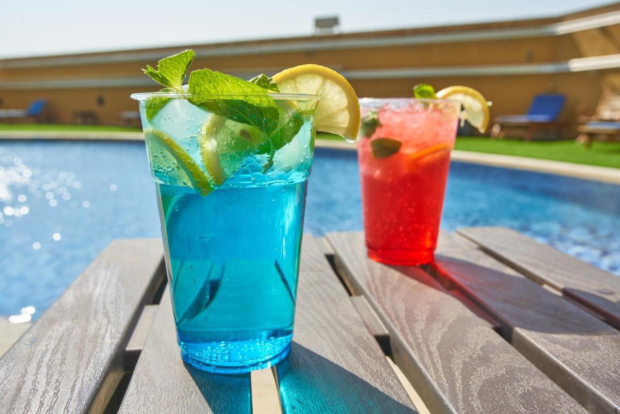 มิลเลเนียม โฮเต็ล แอนด์ คอนเวนชั่น เซ็นเตอร์ คูเวต Hotel Kuwait City ภายนอก รูปภาพ Blue Hawaii (left) and Hurricane (right)