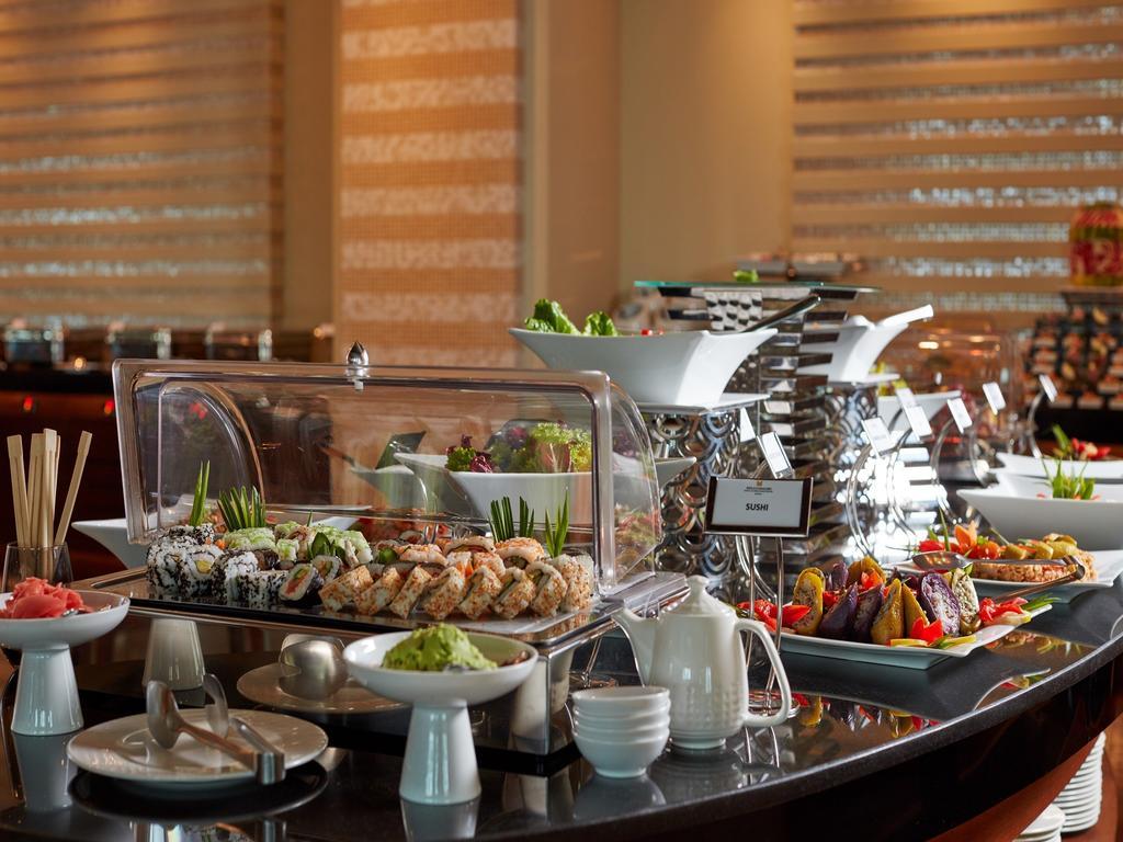 มิลเลเนียม โฮเต็ล แอนด์ คอนเวนชั่น เซ็นเตอร์ คูเวต Hotel Kuwait City ภายนอก รูปภาพ A buffet at a hotel