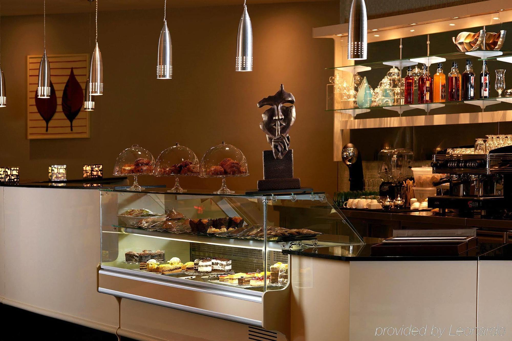 มิลเลเนียม โฮเต็ล แอนด์ คอนเวนชั่น เซ็นเตอร์ คูเวต Hotel Kuwait City ภายนอก รูปภาพ A pastry display case