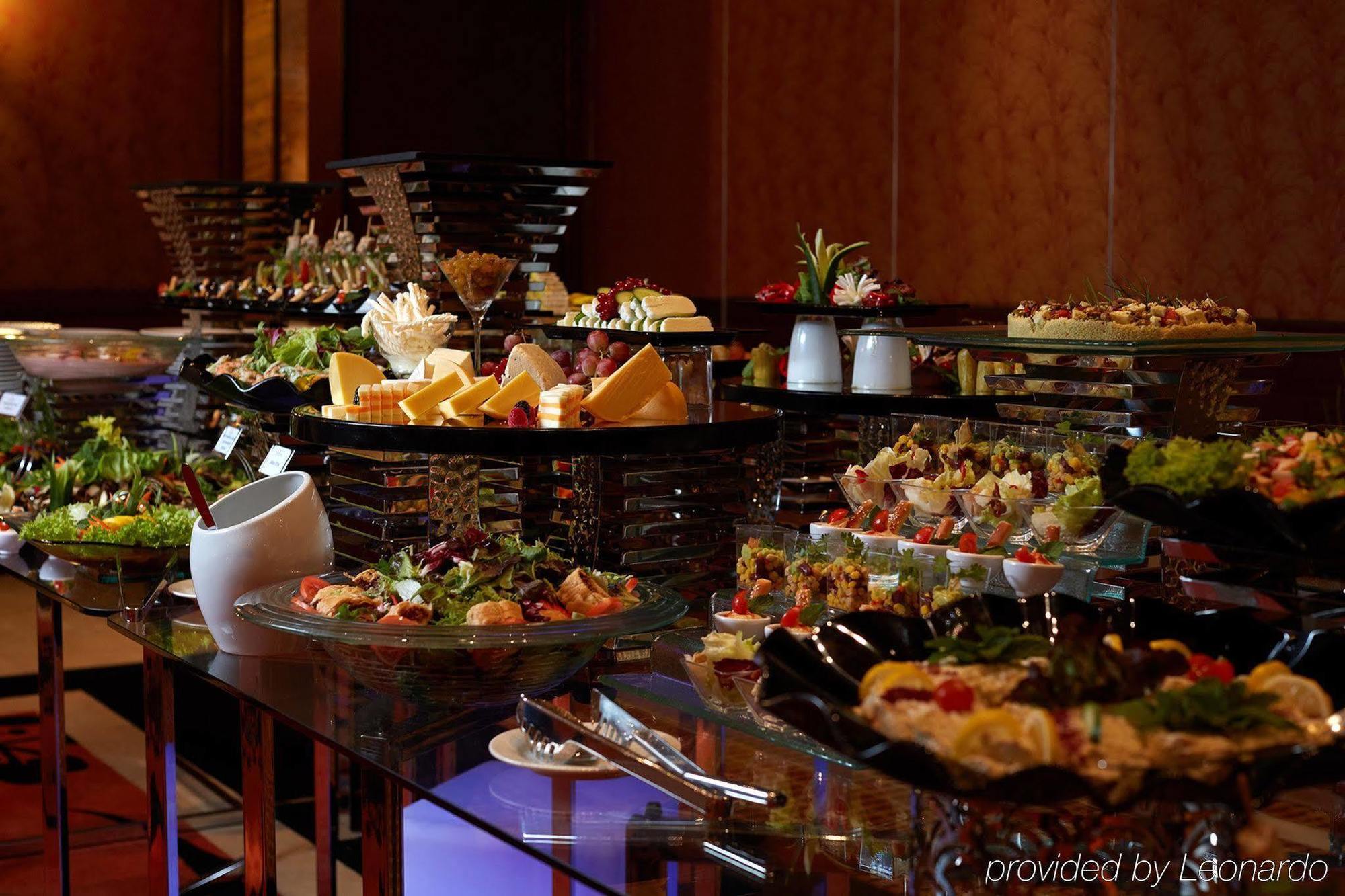 มิลเลเนียม โฮเต็ล แอนด์ คอนเวนชั่น เซ็นเตอร์ คูเวต Hotel Kuwait City ภายนอก รูปภาพ A buffet at a hotel