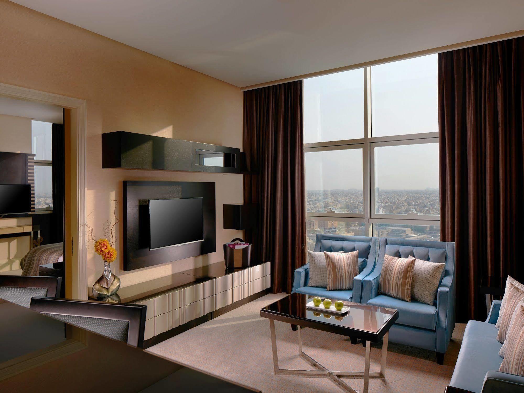 มิลเลเนียม โฮเต็ล แอนด์ คอนเวนชั่น เซ็นเตอร์ คูเวต Hotel Kuwait City ภายนอก รูปภาพ A living room at the hotel