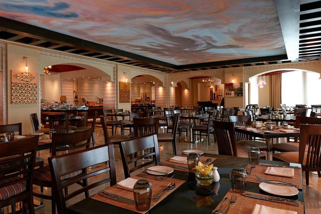 มิลเลเนียม โฮเต็ล แอนด์ คอนเวนชั่น เซ็นเตอร์ คูเวต Hotel Kuwait City ภายนอก รูปภาพ The interior of a typical Olive Garden restaurant