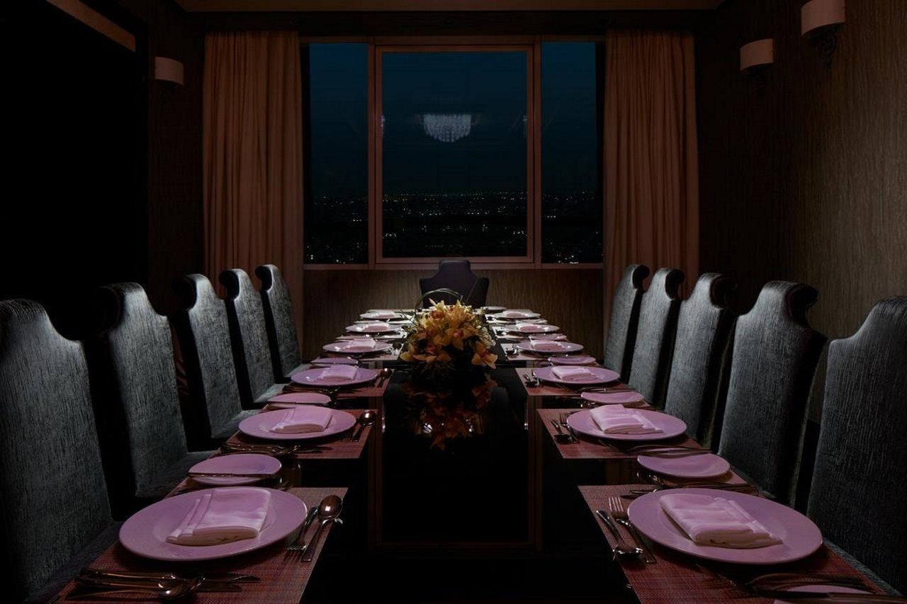 มิลเลเนียม โฮเต็ล แอนด์ คอนเวนชั่น เซ็นเตอร์ คูเวต Hotel Kuwait City ภายนอก รูปภาพ A private dining room at the restaurant